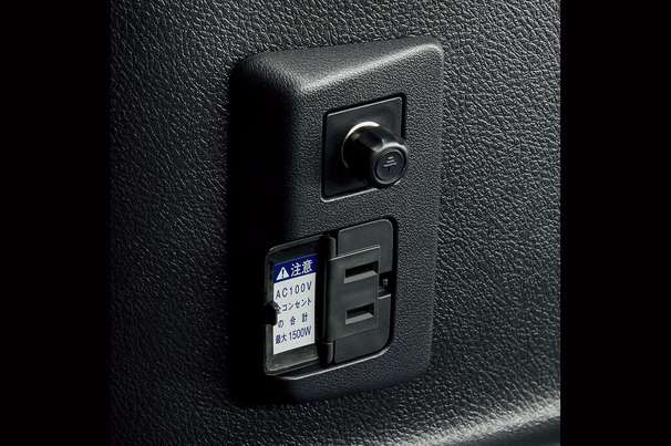 インパネ一体型センターコンソールボックス（アッパートレイ・リヤボックス・運転席サイドポケット付）〈充電用USB端子2個＋アクセサリーコンセント（AC100V・1500W）2個付〉